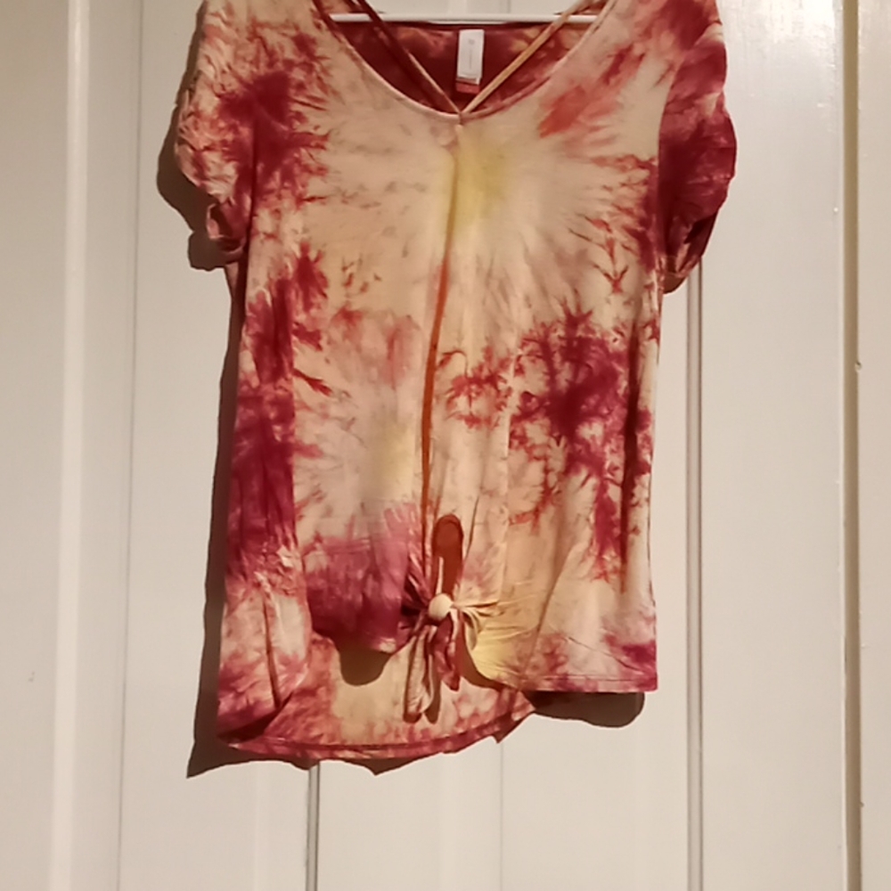 Short sleeve T with neckline and tie detail